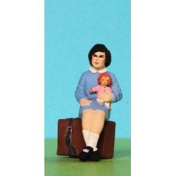 2301-A215 Sitzendes Girl mit Puppe