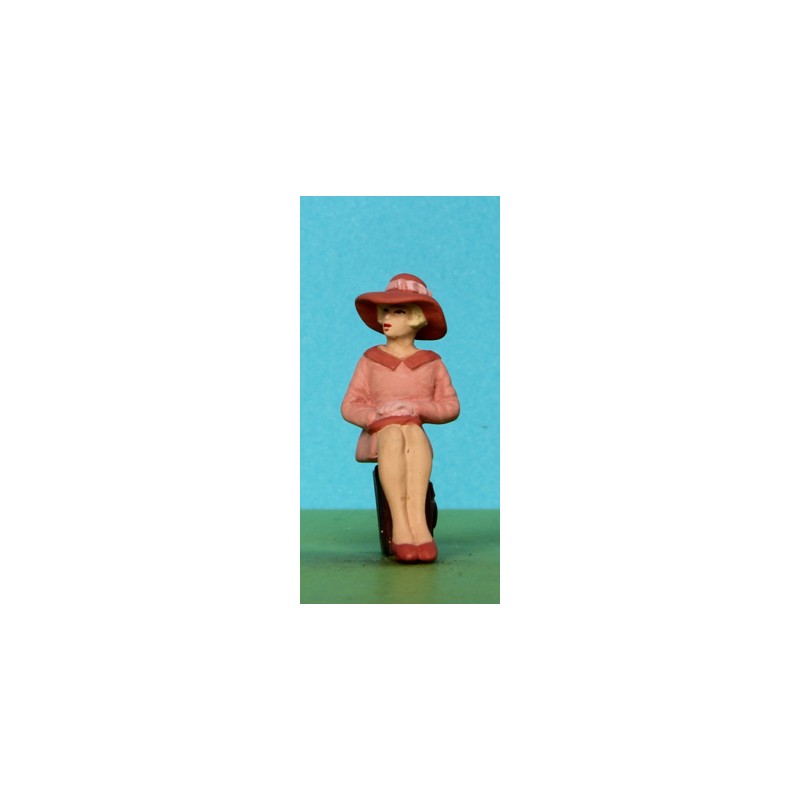 2301-A98 Sitzende Dame mit grossem Hut