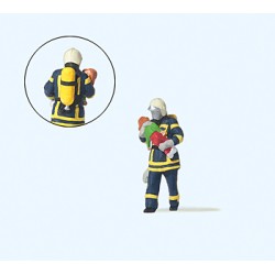 HO Feuerwehrmann mit Kind rettend 1